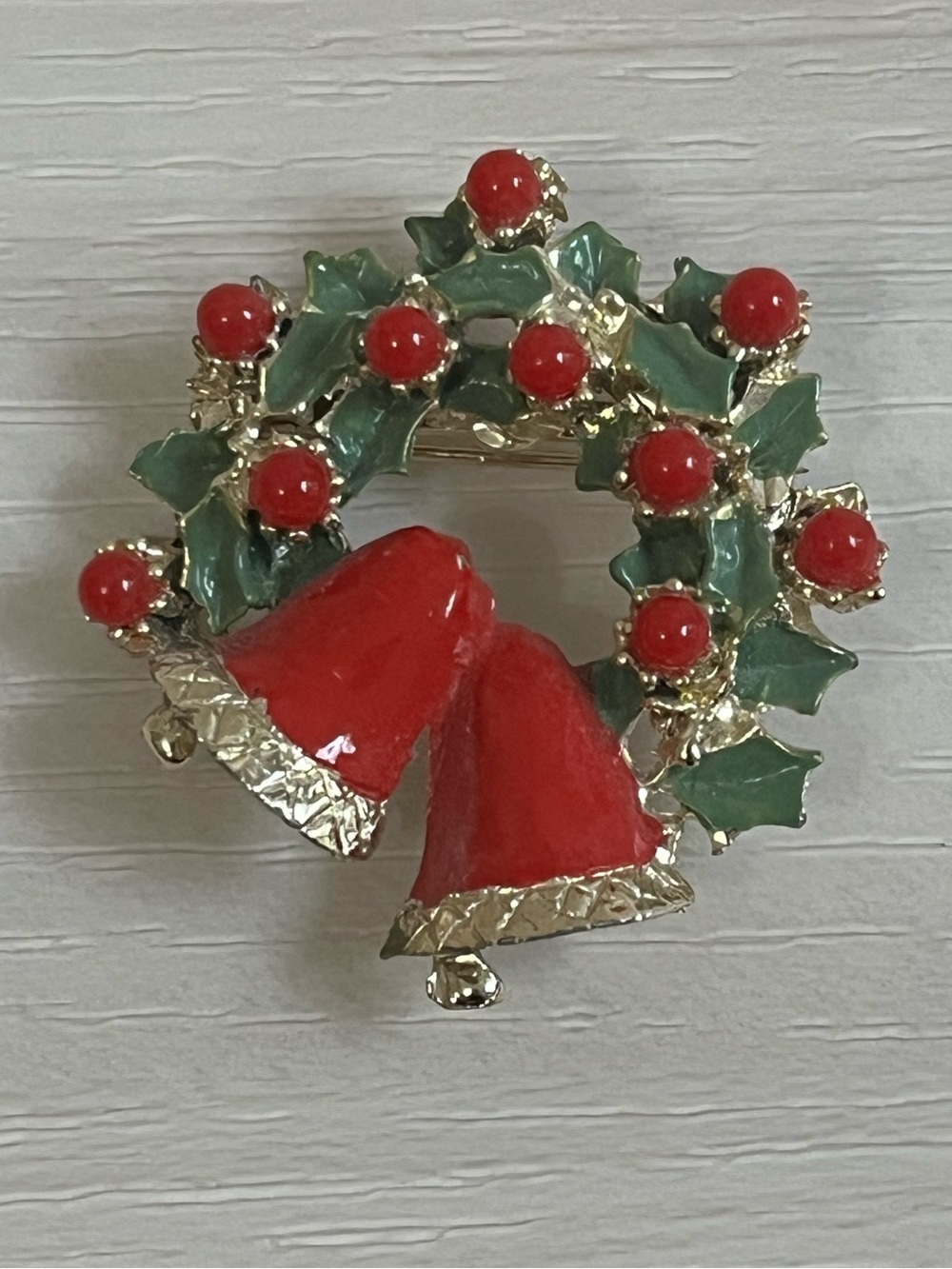VTG Enamel Christmas Wreath Bell Holly Holiday Gold Tone Pin Brooch